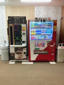 画像:リフレッシュルーム内の自販機